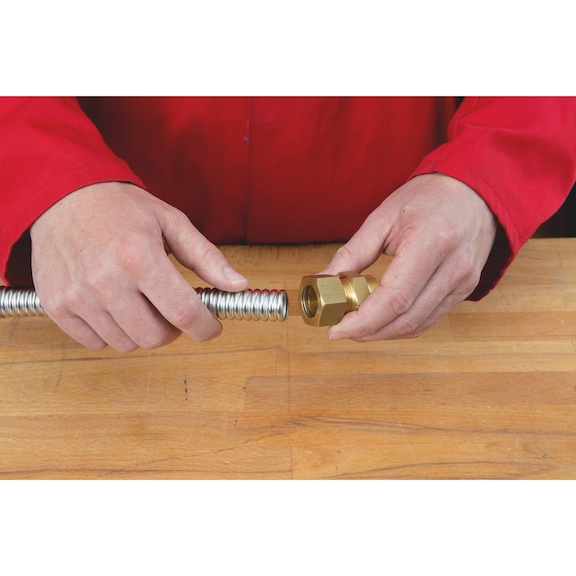 Plug-in screw connection with clamping ring - 2