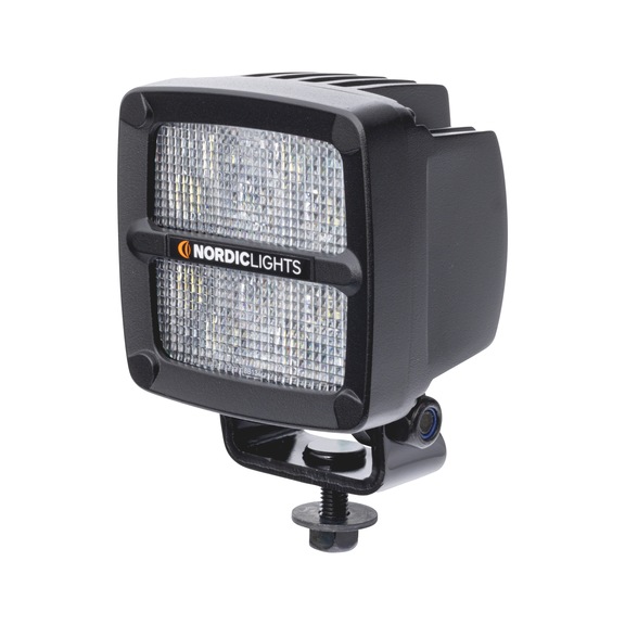 LED ty&ouml;valo Scorpius 4500 leve&auml;ll&auml; valokuviolla.