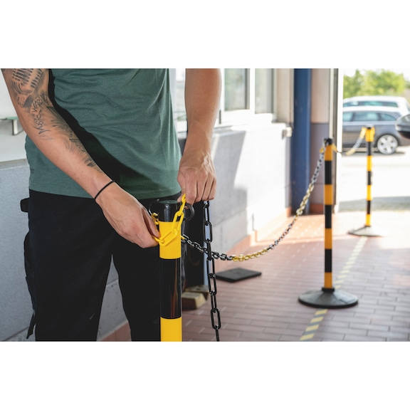 Plastmasas barjeras stabs ar pamatni barjeras ķēdēm - BARJERA-PLA-H93CM-MELNS/DZELTENS