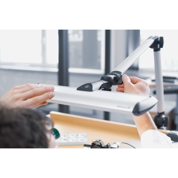 WALDMANN lampe universelle à LED, modèle Taneo, 30 W/100-240 V - Lampe universelle à LED pour poste de travail