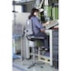 Prac.židle BIMOS,Sintec,s&nbsp;kluzáky a pomůckou pro výstup – nast.sklon sedáku - Pracovní otočná židle SINTEC s&nbsp;pomůckou pro vylézání - 2