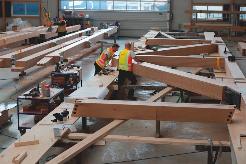 Fachwerkträger aus BauBuche bilden das Dachtragwerk.