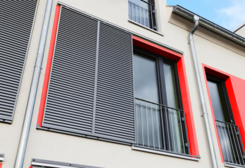 Teaser Jalousieführungsschienen – an gedämmter Fassade