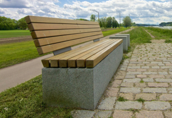 Teaser Sitzbänke/Parkbänke aus Beton mit Holzauflage