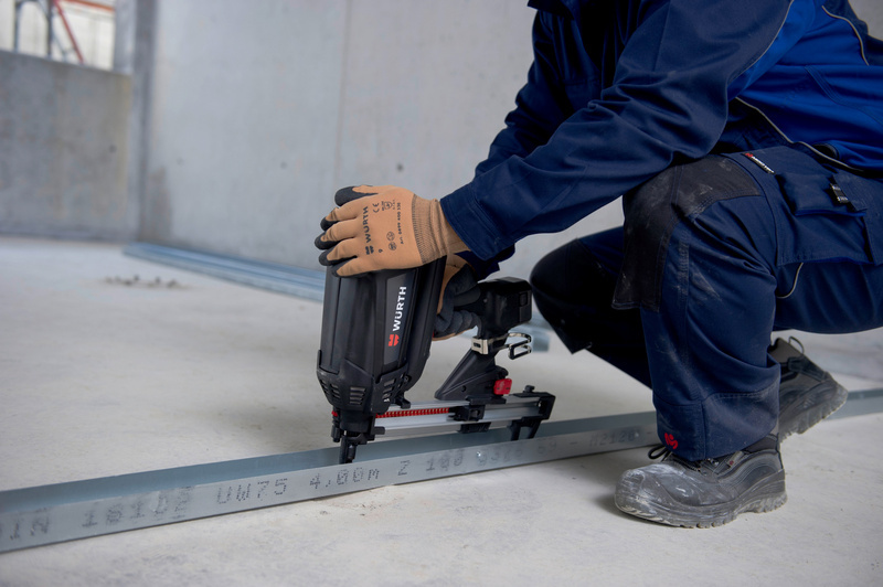 Magazin Teaser Direktmontage in Beton auf der Baustelle: Effiziente Befestigung ohne Bohren