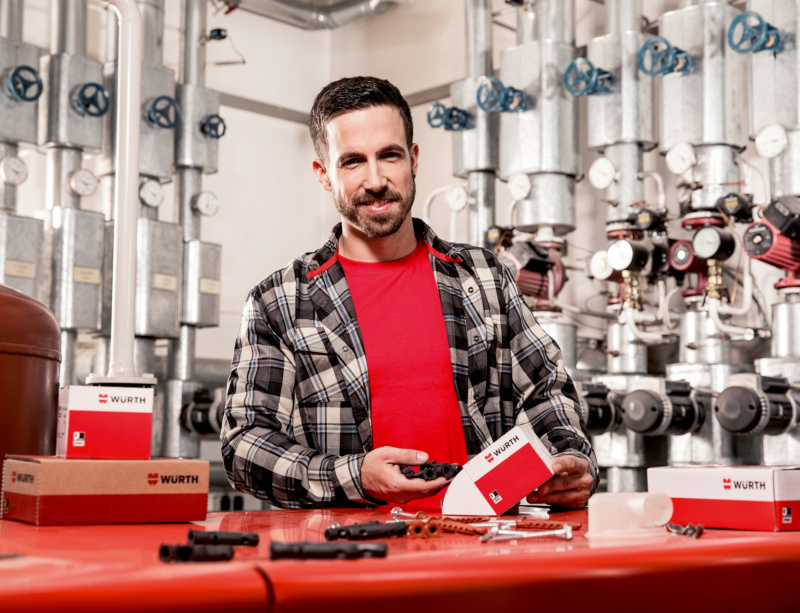 Ein Mann haelt Duebel in der Hand