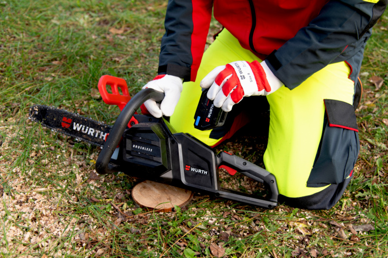 Magazin Teaser Akku vs. Benzin Gartengeräte: Was überzeugt Profis im Landschaftsbau? Magazin Teaser Akku vs. Benzin Gartengeräte: Was überzeugt Profis im Landschaftsbau?